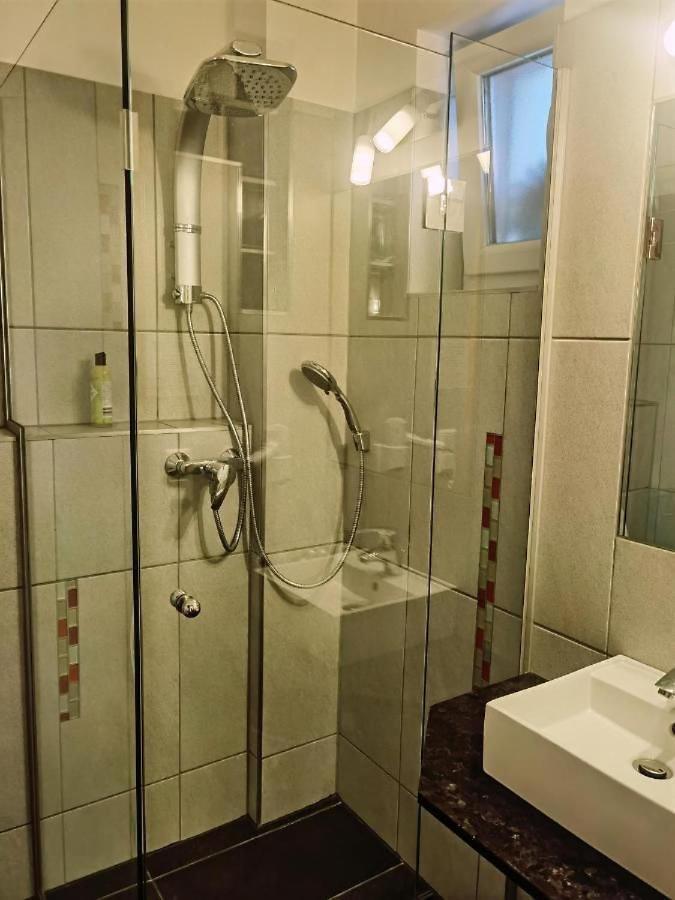 Отель Exakt Holding Тульн Экстерьер фото